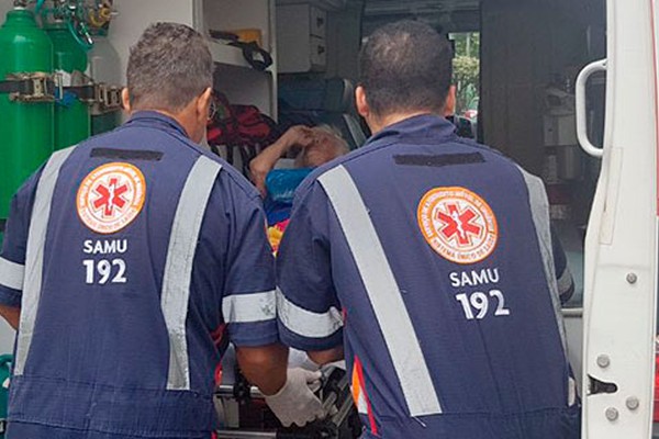 Idosa de 71 anos é socorrida pelo Samu depois de ser atingida por carro em Patos de Minas