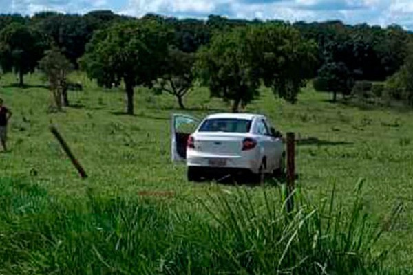 Motorista de caminhonete foge após atingir carro e deixar condutora ferida na LMG746 