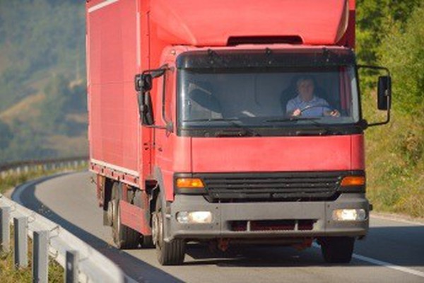 Motorista de caminhão que chegou a trabalhar 17 horas seguidas será indenizado em MG