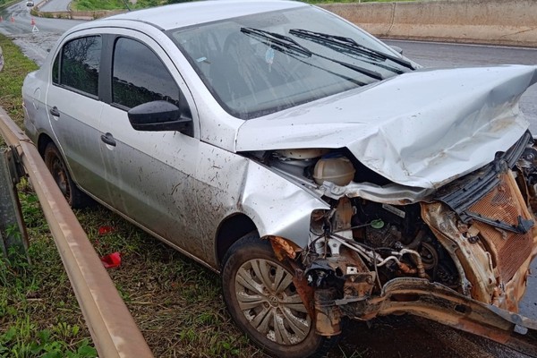 Carro com mãe e dois filhos aquaplana na BR352 durante chuva e vai parar em defensa metálica