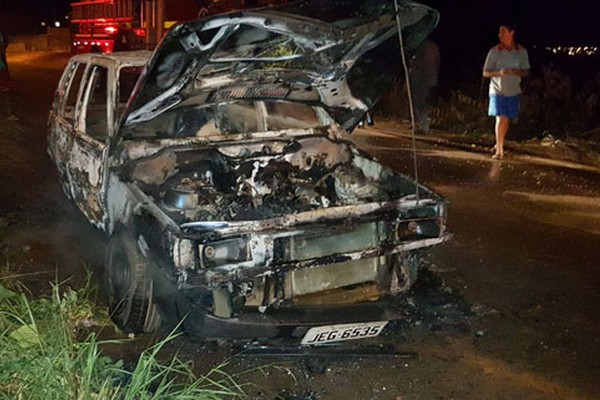 Ladrões abandonam veículo roubado em chamas e sem as rodas e o equipamento de som