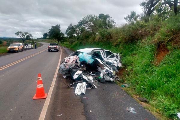 Carro derrapa na BR 354, atinge caminhão e garotinho de 6 anos morre ao ser arremessado do veículo