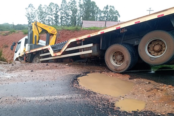 Buracos tomam conta da BR 365, causam acidentes e deixam motoristas no prejuízo