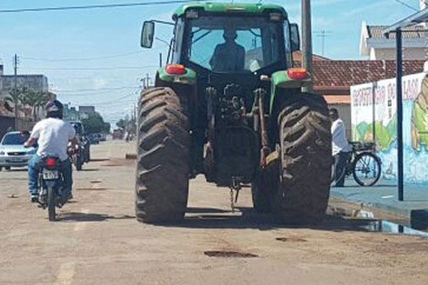 Rir para não chorar: buracos nas ruas de Patos de Minas viram motivo de brincadeira nas redes sociais