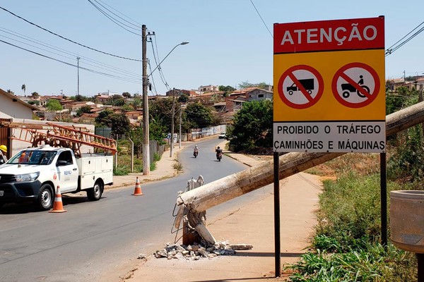 Carreta derruba poste no Jardim Paulistano e deixa boa parte dos moradores sem luz e sem água