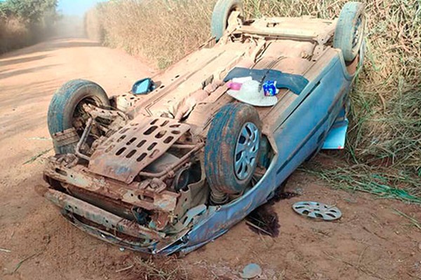 Carro sobe o barranco após motorista pisar no freio em meio a poeira e para com as 4 rodas para o alto