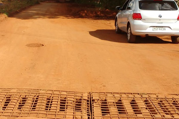 Com muitos buracos e poeira, moradores do Residencial Monjolo cobram conclusão de obra 