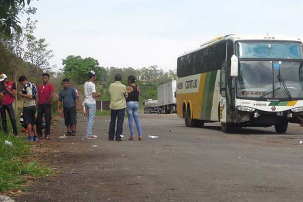 Passageiros vivem momentos de pânico em dois assaltos a ônibus na BR 365