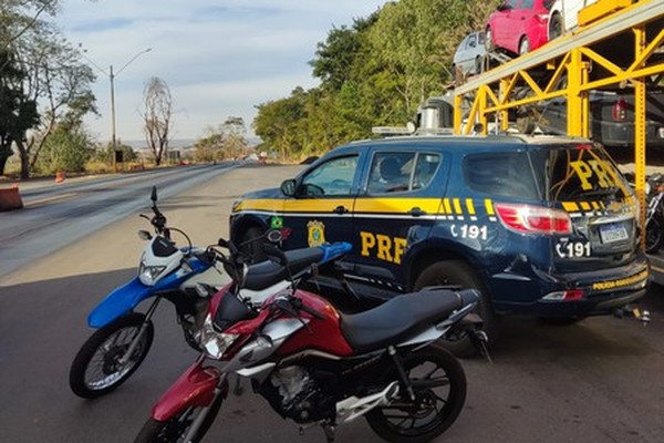 PRF recupera motocicletas furtadas sendo transportadas em cegonha, em Patos de Minas