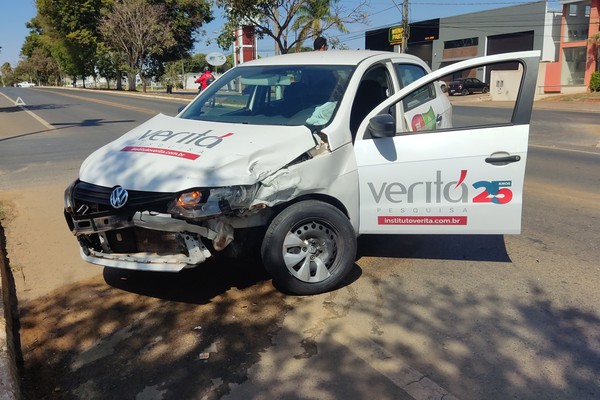 Carro de empresa de pesquisa se envolve em acidente na avenida JK em Patos de Minas