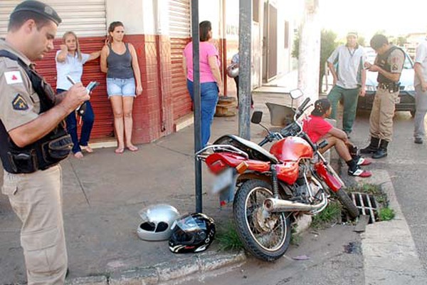 Jovem fica ferido ao avançar sinal no centro em um dos 10 acidentes registrados nessa terça