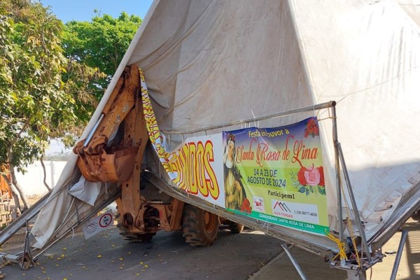 Retroescavadeira bate em tenda e danifica portão da igreja Santa Rosa de Lima, no bairro Vila Rosa