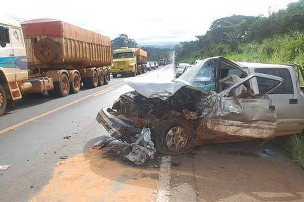 Motorista morre e mulher fica ferida em batida frontal perto do Posto da PRF