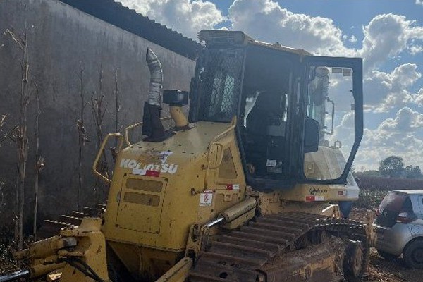 Trator de esteira furtado em Goiás é  localizado em propriedade rural em Serra do Salitre