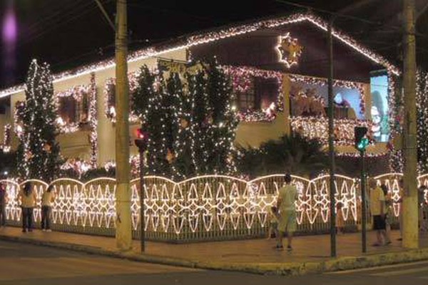 Decoração de natal em casa no centro da cidade é atração para os patenses