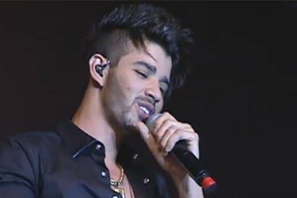 Gusttavo Lima se emociona em primeiro show após morte de irmã