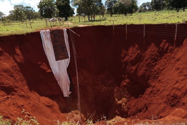 Dolina com cerca de 40 metros de profundidade se abre na zona rural de Vazante