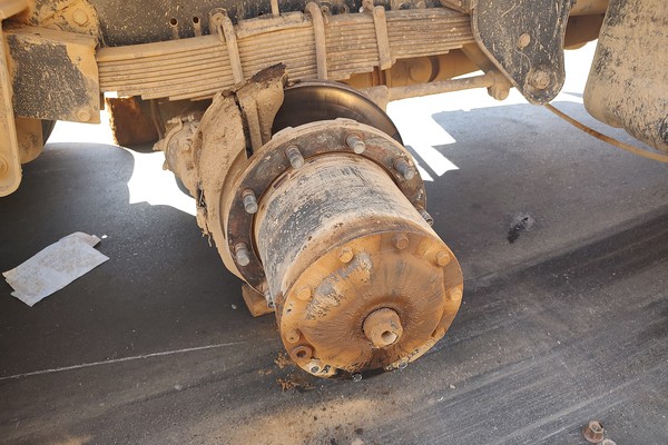 Problema mecânico faz carreta carregada com areia parar na rua Joaquim Fubá