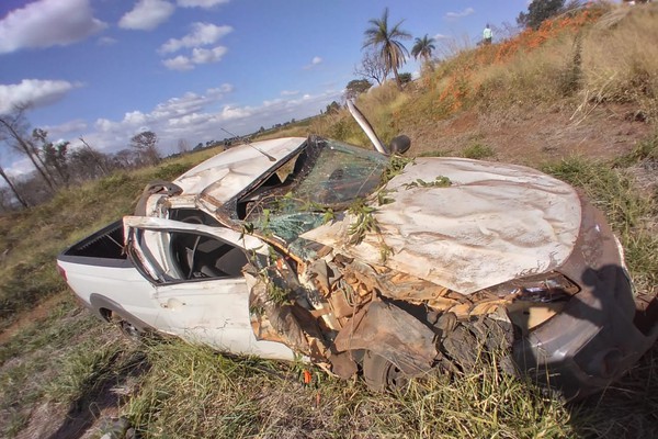 Motorista tenta desviar de cachorro, carro capota e passageiro fica gravemente ferido na BR352