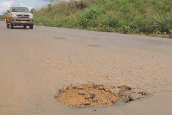 Motoristas reclamam da demora para o início da restauração da BR 365