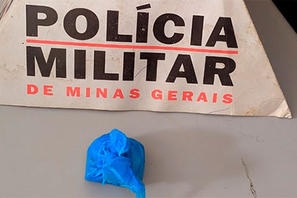 PM apreende porção de maconha e 4 pessoas acabam na delegacia em Patos de Minas