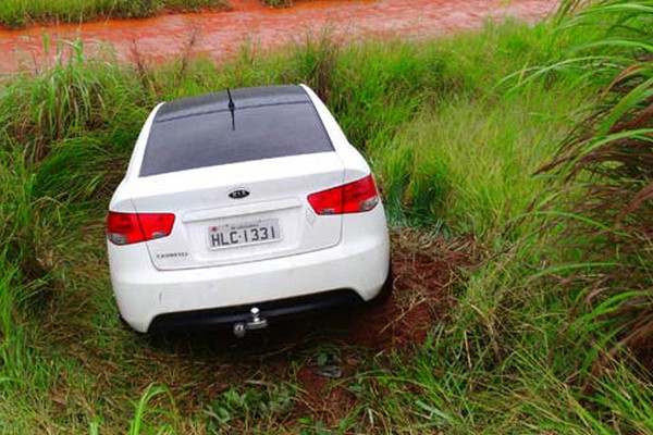 Motorista perde o controle após aquaplanagem, bate em caminhão e em outro carro na BR365