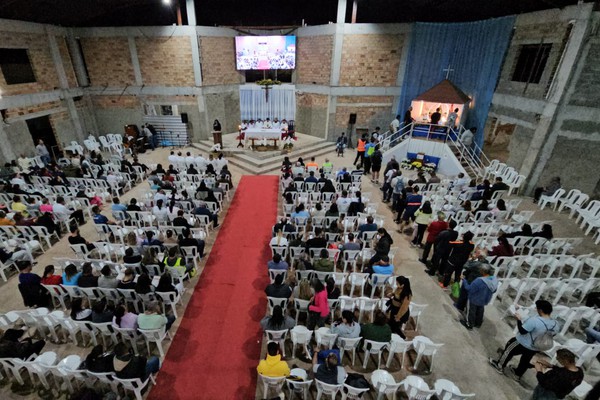 Fiéis passam a noite em caminhada e celebrações para Nossa Senhora da Abadia, em Patos de Minas