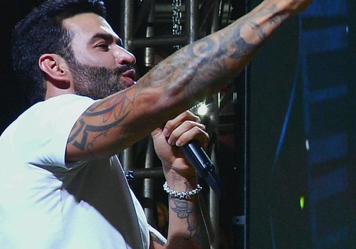 Gusttavo Lima toma cachaça e tira gosto com manga e sal na Fenamilho 2025; veja ao vivo