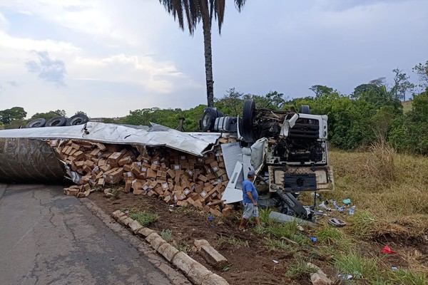 Carreta carregada com roupas tomba na BR365 e interdita uma das pistas