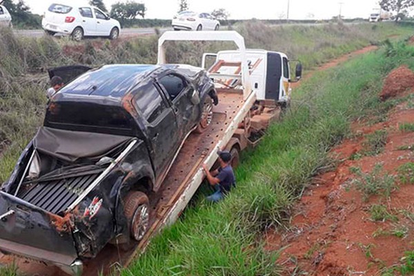 Condutora se distrai com o som de caminhonete, sai da pista e capota deixando 3 feridos