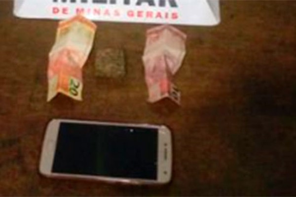 Após denúncia de tráfico de droga na zona rural, Patrulha Rural prende jovem em Patrocínio