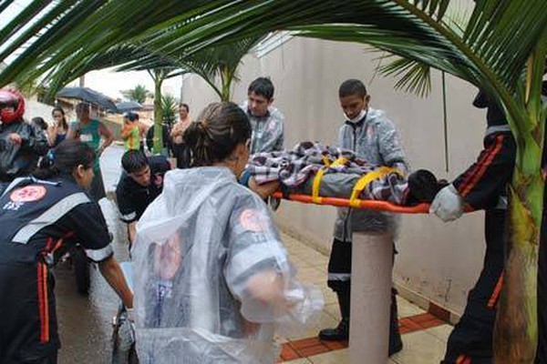 Ciclista perde o freio quando descia avenida e morre ao bater em muro