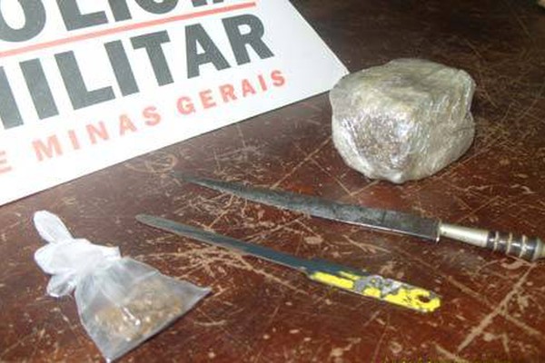 PM apreende droga, pés de maconha e leva cinco para prisão em Carmo do Paranaíba