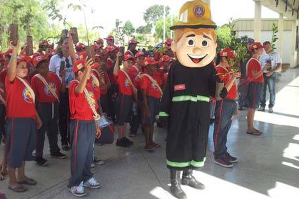 Sest-Senat e Bombeiro Mirim comemoram o dia da água com distribuição de mudas