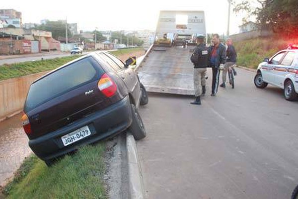 Motorista com fortes sintomas de embriaguez fica pendurado no Córrego do Monjolo