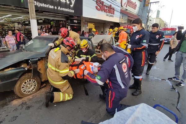 Corpo de Bombeiros realiza simulação de acidente com vítimas presas às ferragens em Patos de Minas