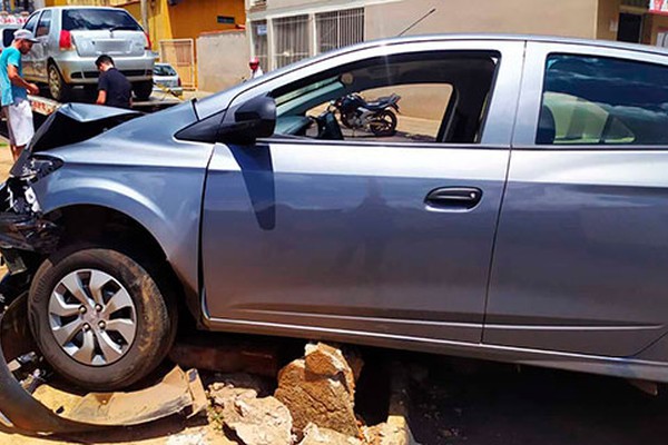 Após avanço de parada, carro de aplicativo é atingido e por pouco não bate em muro de casa