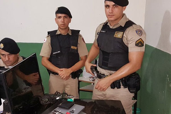 Jovem é preso com vários materiais furtados e arma após até mãe mentir para os policiais