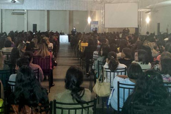 Centenas de professores participam de seminário sobre cultura empreendedora em Patos de Minas