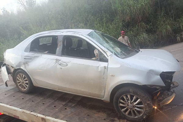 Carro roda na pista após pneu furar, bate em barranco na BR 365 e 3 ficam feridos