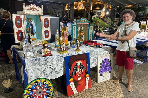 Artista barroco comercializa Arte Sacra feita a mão e faz sucesso na Fenapraça; veja ao vivo