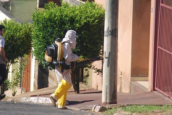 Bairros de Patos de Minas voltam a ter aplicação do fumacê durante a manhã