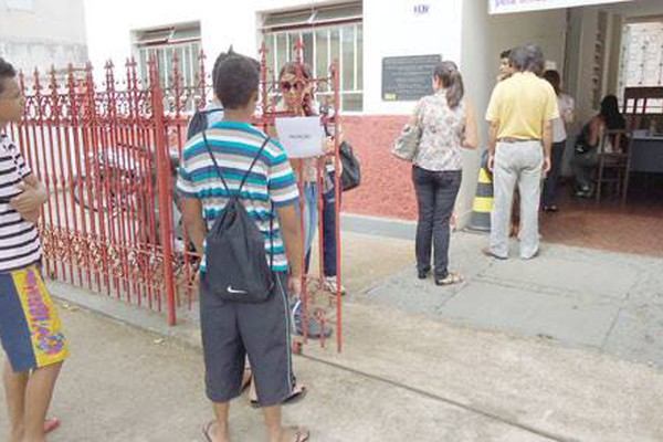 Candidatos a músicos fazem fila para se inscreverem no Conservatório Municipal