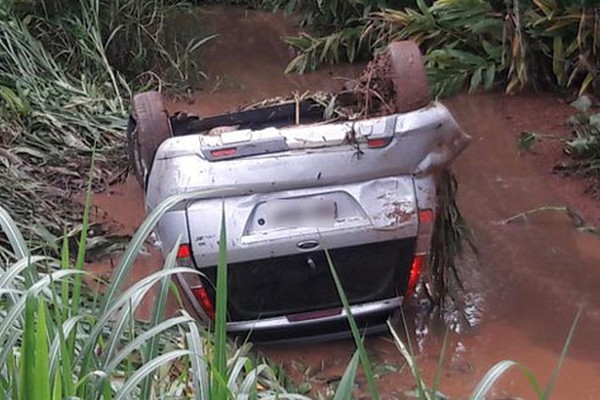 Mulher cochila ao volante e cai no córrego da Represinha em Presidente Olegário