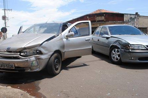 Motorista avança parada obrigatória e provoca acidente na Marechal Floriano