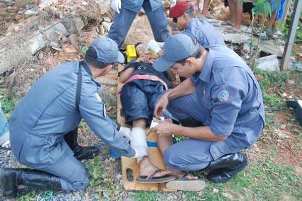 Ciclista de 18 anos tem a perna transfixada por barra de ferro no Bairro Várzea