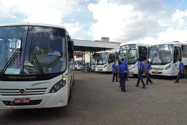 Motoristas do transporte público param por 2 horas e podem entrar em greve