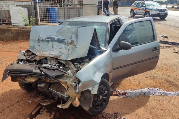 Motorista e passageira ficam bastante feridos após acidente na rotatória do Bairro Alto Limoeiro