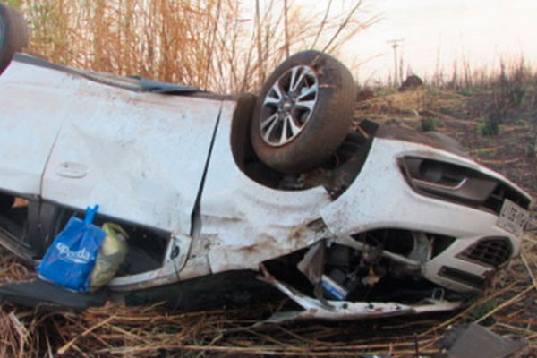 Motorista fica ferido após capotar veículo devido a fumaça de queimada às margens da MGC354