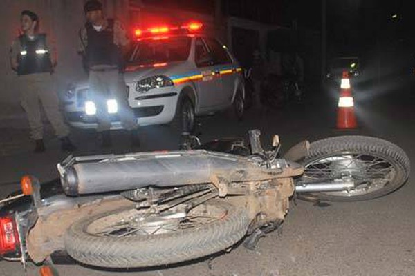 Motociclista tenta desviar de cão, bate em carreta e fica gravemente ferido